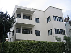 http://upload.wikimedia.org/wikipedia/commons/thumb/5/58/Bauhaus_Tel-Aviv_museum.jpg/250px-Bauhaus_Tel-Aviv_museum.jpg